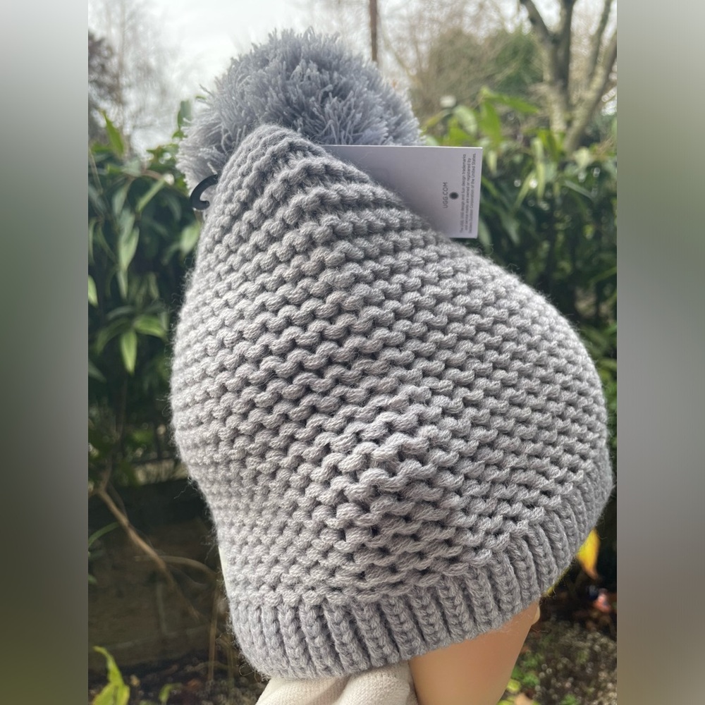 UGG Gray Knit Beanie for Women.
NWT 
MSRP $60
Light Gray - Picture 10 of 16